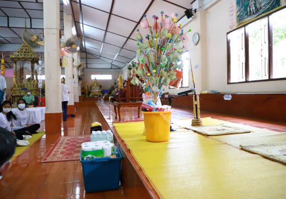 ภาพกิจกรรม  โปรแกรมวิชาสาธารณสุขศาสตร์ ร่วมแห่เทียนและถวายเทียนจำนำพรรษา ทั้งกันนี้ร่วมกันบำเบ็ญประโยชน์ทำความสะอาดวัดวังยาง