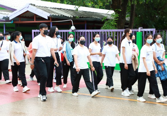 ภาพกิจกรรม  โปรแกรมวิชาสาธารณสุขศาสตร์ ร่วมแห่เทียนและถวายเทียนจำนำพรรษา ทั้งกันนี้ร่วมกันบำเบ็ญประโยชน์ทำความสะอาดวัดวังยาง