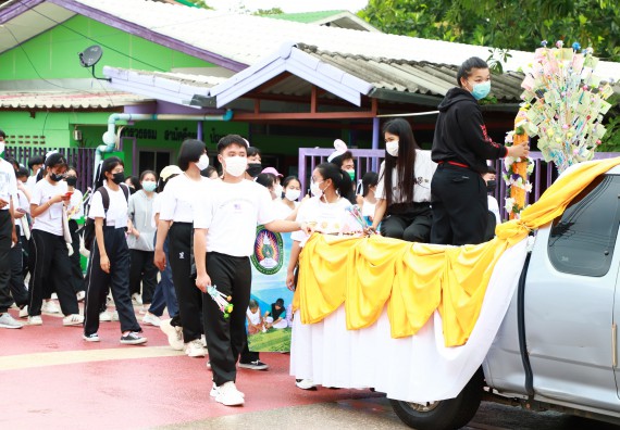 ภาพกิจกรรม  โปรแกรมวิชาสาธารณสุขศาสตร์ ร่วมแห่เทียนและถวายเทียนจำนำพรรษา ทั้งกันนี้ร่วมกันบำเบ็ญประโยชน์ทำความสะอาดวัดวังยาง