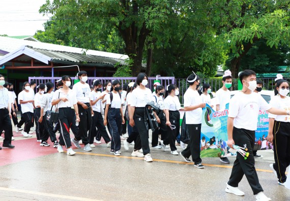 ภาพกิจกรรม  โปรแกรมวิชาสาธารณสุขศาสตร์ ร่วมแห่เทียนและถวายเทียนจำนำพรรษา ทั้งกันนี้ร่วมกันบำเบ็ญประโยชน์ทำความสะอาดวัดวังยาง