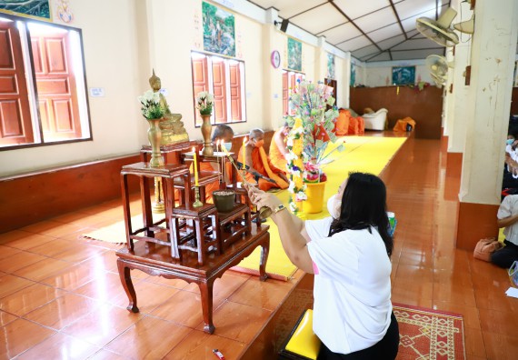 ภาพกิจกรรม  โปรแกรมวิชาสาธารณสุขศาสตร์ ร่วมแห่เทียนและถวายเทียนจำนำพรรษา ทั้งกันนี้ร่วมกันบำเบ็ญประโยชน์ทำความสะอาดวัดวังยาง