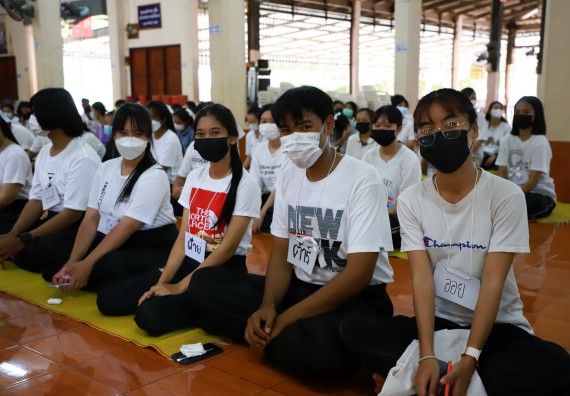 ภาพกิจกรรม  โปรแกรมวิชาสาธารณสุขศาสตร์ ร่วมแห่เทียนและถวายเทียนจำนำพรรษา ทั้งกันนี้ร่วมกันบำเบ็ญประโยชน์ทำความสะอาดวัดวังยาง