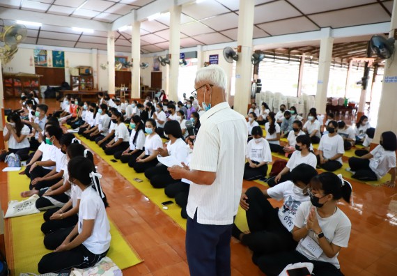 ภาพกิจกรรม  โปรแกรมวิชาสาธารณสุขศาสตร์ ร่วมแห่เทียนและถวายเทียนจำนำพรรษา ทั้งกันนี้ร่วมกันบำเบ็ญประโยชน์ทำความสะอาดวัดวังยาง