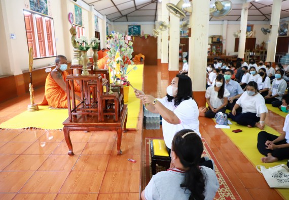 ภาพกิจกรรม  โปรแกรมวิชาสาธารณสุขศาสตร์ ร่วมแห่เทียนและถวายเทียนจำนำพรรษา ทั้งกันนี้ร่วมกันบำเบ็ญประโยชน์ทำความสะอาดวัดวังยาง