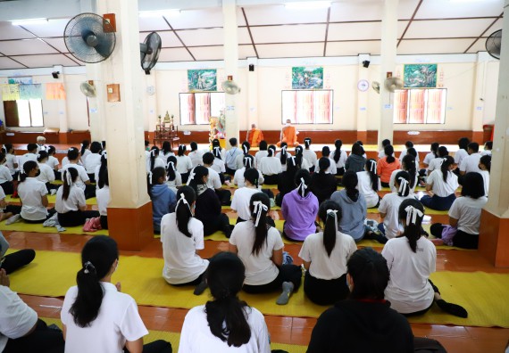 ภาพกิจกรรม  โปรแกรมวิชาสาธารณสุขศาสตร์ ร่วมแห่เทียนและถวายเทียนจำนำพรรษา ทั้งกันนี้ร่วมกันบำเบ็ญประโยชน์ทำความสะอาดวัดวังยาง