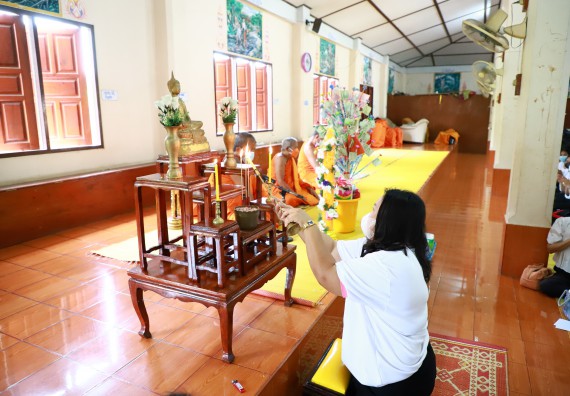 ภาพกิจกรรม  โปรแกรมวิชาสาธารณสุขศาสตร์ ร่วมแห่เทียนและถวายเทียนจำนำพรรษา ทั้งกันนี้ร่วมกันบำเบ็ญประโยชน์ทำความสะอาดวัดวังยาง