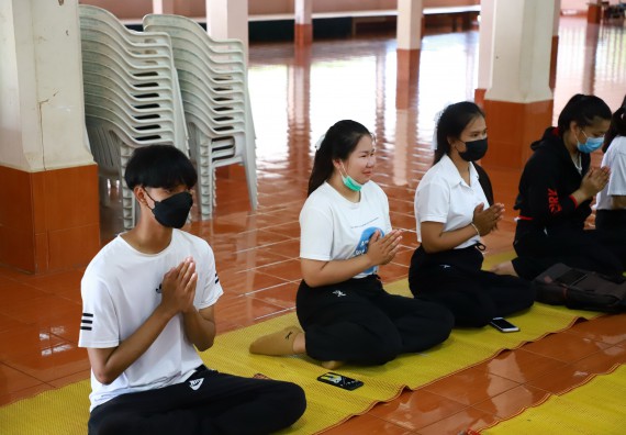 ภาพกิจกรรม  โปรแกรมวิชาสาธารณสุขศาสตร์ ร่วมแห่เทียนและถวายเทียนจำนำพรรษา ทั้งกันนี้ร่วมกันบำเบ็ญประโยชน์ทำความสะอาดวัดวังยาง