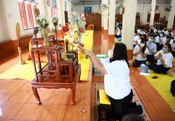 ภาพกิจกรรม  โปรแกรมวิชาสาธารณสุขศาสตร์ ร่วมแห่เทียนและถวายเทียนจำนำพรรษา ทั้งกันนี้ร่วมกันบำเบ็ญประโยชน์ทำความสะอาดวัดวังยาง