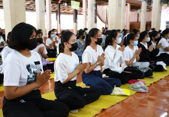 ภาพกิจกรรม  โปรแกรมวิชาสาธารณสุขศาสตร์ ร่วมแห่เทียนและถวายเทียนจำนำพรรษา ทั้งกันนี้ร่วมกันบำเบ็ญประโยชน์ทำความสะอาดวัดวังยาง