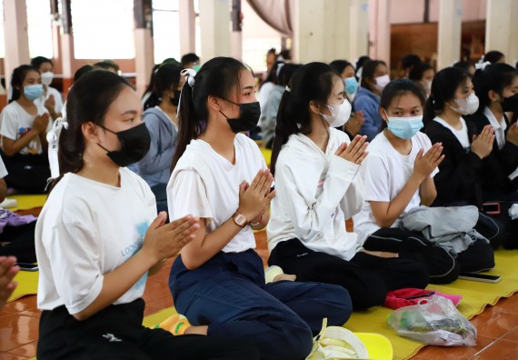 ภาพกิจกรรม  โปรแกรมวิชาสาธารณสุขศาสตร์ ร่วมแห่เทียนและถวายเทียนจำนำพรรษา ทั้งกันนี้ร่วมกันบำเบ็ญประโยชน์ทำความสะอาดวัดวังยาง