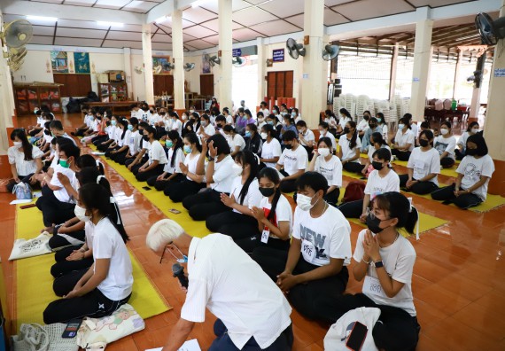 ภาพกิจกรรม  โปรแกรมวิชาสาธารณสุขศาสตร์ ร่วมแห่เทียนและถวายเทียนจำนำพรรษา ทั้งกันนี้ร่วมกันบำเบ็ญประโยชน์ทำความสะอาดวัดวังยาง