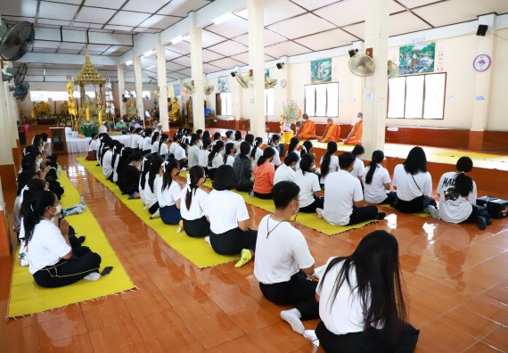 ภาพกิจกรรม  โปรแกรมวิชาสาธารณสุขศาสตร์ ร่วมแห่เทียนและถวายเทียนจำนำพรรษา ทั้งกันนี้ร่วมกันบำเบ็ญประโยชน์ทำความสะอาดวัดวังยาง