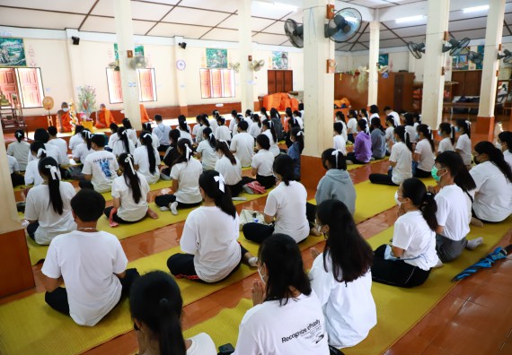 ภาพกิจกรรม  โปรแกรมวิชาสาธารณสุขศาสตร์ ร่วมแห่เทียนและถวายเทียนจำนำพรรษา ทั้งกันนี้ร่วมกันบำเบ็ญประโยชน์ทำความสะอาดวัดวังยาง