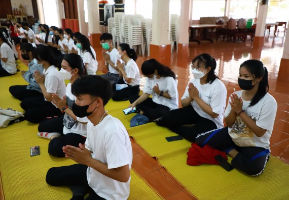 ภาพกิจกรรม  โปรแกรมวิชาสาธารณสุขศาสตร์ ร่วมแห่เทียนและถวายเทียนจำนำพรรษา ทั้งกันนี้ร่วมกันบำเบ็ญประโยชน์ทำความสะอาดวัดวังยาง