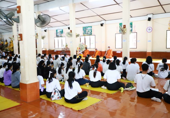 ภาพกิจกรรม  โปรแกรมวิชาสาธารณสุขศาสตร์ ร่วมแห่เทียนและถวายเทียนจำนำพรรษา ทั้งกันนี้ร่วมกันบำเบ็ญประโยชน์ทำความสะอาดวัดวังยาง