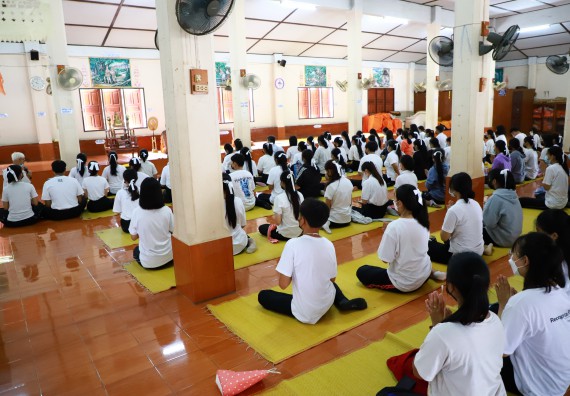 ภาพกิจกรรม  โปรแกรมวิชาสาธารณสุขศาสตร์ ร่วมแห่เทียนและถวายเทียนจำนำพรรษา ทั้งกันนี้ร่วมกันบำเบ็ญประโยชน์ทำความสะอาดวัดวังยาง