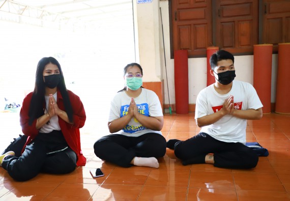 ภาพกิจกรรม  โปรแกรมวิชาสาธารณสุขศาสตร์ ร่วมแห่เทียนและถวายเทียนจำนำพรรษา ทั้งกันนี้ร่วมกันบำเบ็ญประโยชน์ทำความสะอาดวัดวังยาง