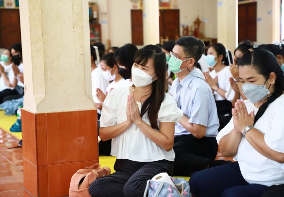 ภาพกิจกรรม  โปรแกรมวิชาสาธารณสุขศาสตร์ ร่วมแห่เทียนและถวายเทียนจำนำพรรษา ทั้งกันนี้ร่วมกันบำเบ็ญประโยชน์ทำความสะอาดวัดวังยาง