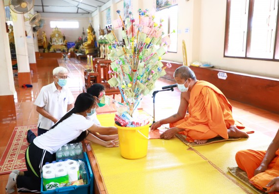 ภาพกิจกรรม  โปรแกรมวิชาสาธารณสุขศาสตร์ ร่วมแห่เทียนและถวายเทียนจำนำพรรษา ทั้งกันนี้ร่วมกันบำเบ็ญประโยชน์ทำความสะอาดวัดวังยาง