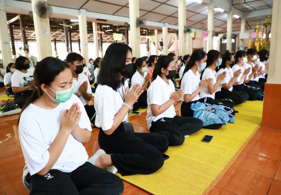 ภาพกิจกรรม  โปรแกรมวิชาสาธารณสุขศาสตร์ ร่วมแห่เทียนและถวายเทียนจำนำพรรษา ทั้งกันนี้ร่วมกันบำเบ็ญประโยชน์ทำความสะอาดวัดวังยาง