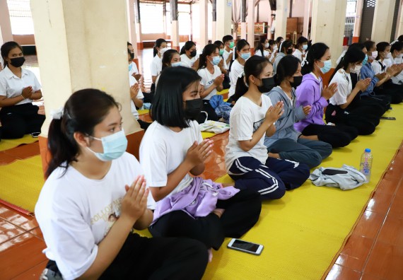 ภาพกิจกรรม  โปรแกรมวิชาสาธารณสุขศาสตร์ ร่วมแห่เทียนและถวายเทียนจำนำพรรษา ทั้งกันนี้ร่วมกันบำเบ็ญประโยชน์ทำความสะอาดวัดวังยาง