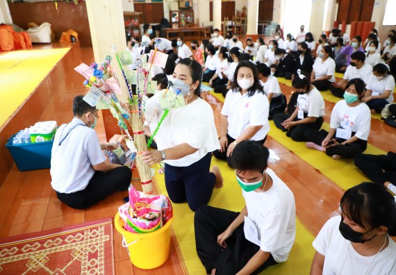 ภาพกิจกรรม  โปรแกรมวิชาสาธารณสุขศาสตร์ ร่วมแห่เทียนและถวายเทียนจำนำพรรษา ทั้งกันนี้ร่วมกันบำเบ็ญประโยชน์ทำความสะอาดวัดวังยาง