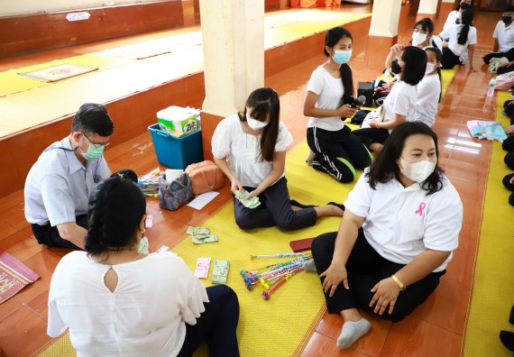 ภาพกิจกรรม  โปรแกรมวิชาสาธารณสุขศาสตร์ ร่วมแห่เทียนและถวายเทียนจำนำพรรษา ทั้งกันนี้ร่วมกันบำเบ็ญประโยชน์ทำความสะอาดวัดวังยาง