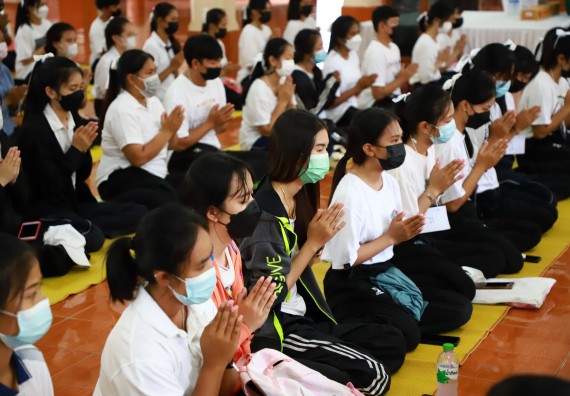 ภาพกิจกรรม  โปรแกรมวิชาสาธารณสุขศาสตร์ ร่วมแห่เทียนและถวายเทียนจำนำพรรษา ทั้งกันนี้ร่วมกันบำเบ็ญประโยชน์ทำความสะอาดวัดวังยาง