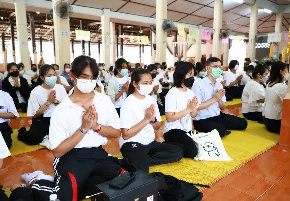 ภาพกิจกรรม  โปรแกรมวิชาสาธารณสุขศาสตร์ ร่วมแห่เทียนและถวายเทียนจำนำพรรษา ทั้งกันนี้ร่วมกันบำเบ็ญประโยชน์ทำความสะอาดวัดวังยาง