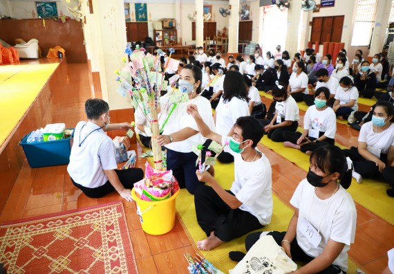 ภาพกิจกรรม  โปรแกรมวิชาสาธารณสุขศาสตร์ ร่วมแห่เทียนและถวายเทียนจำนำพรรษา ทั้งกันนี้ร่วมกันบำเบ็ญประโยชน์ทำความสะอาดวัดวังยาง