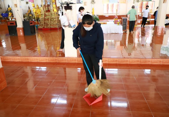 ภาพกิจกรรม  โปรแกรมวิชาสาธารณสุขศาสตร์ ร่วมแห่เทียนและถวายเทียนจำนำพรรษา ทั้งกันนี้ร่วมกันบำเบ็ญประโยชน์ทำความสะอาดวัดวังยาง