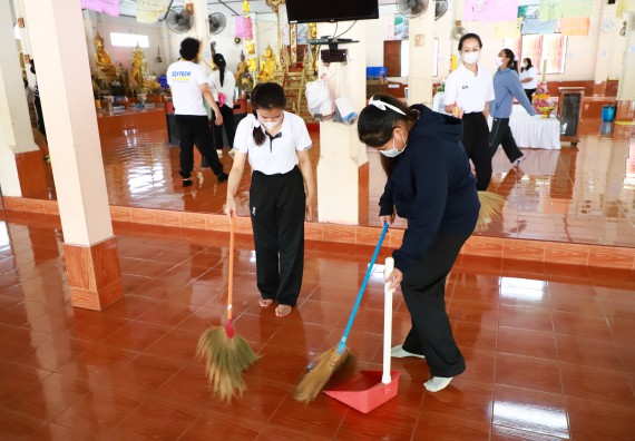 ภาพกิจกรรม  โปรแกรมวิชาสาธารณสุขศาสตร์ ร่วมแห่เทียนและถวายเทียนจำนำพรรษา ทั้งกันนี้ร่วมกันบำเบ็ญประโยชน์ทำความสะอาดวัดวังยาง