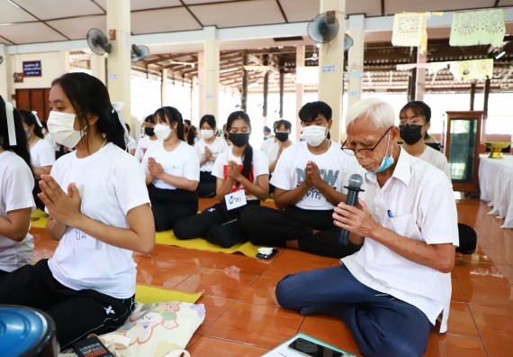 ภาพกิจกรรม  โปรแกรมวิชาสาธารณสุขศาสตร์ ร่วมแห่เทียนและถวายเทียนจำนำพรรษา ทั้งกันนี้ร่วมกันบำเบ็ญประโยชน์ทำความสะอาดวัดวังยาง