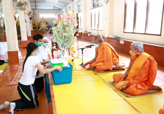 ภาพกิจกรรม  โปรแกรมวิชาสาธารณสุขศาสตร์ ร่วมแห่เทียนและถวายเทียนจำนำพรรษา ทั้งกันนี้ร่วมกันบำเบ็ญประโยชน์ทำความสะอาดวัดวังยาง