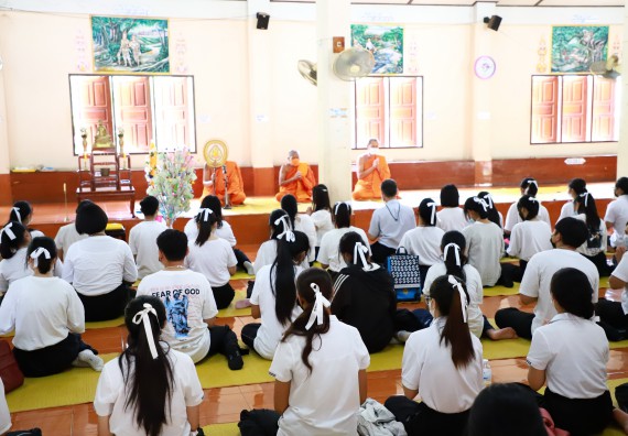 ภาพกิจกรรม  โปรแกรมวิชาสาธารณสุขศาสตร์ ร่วมแห่เทียนและถวายเทียนจำนำพรรษา ทั้งกันนี้ร่วมกันบำเบ็ญประโยชน์ทำความสะอาดวัดวังยาง