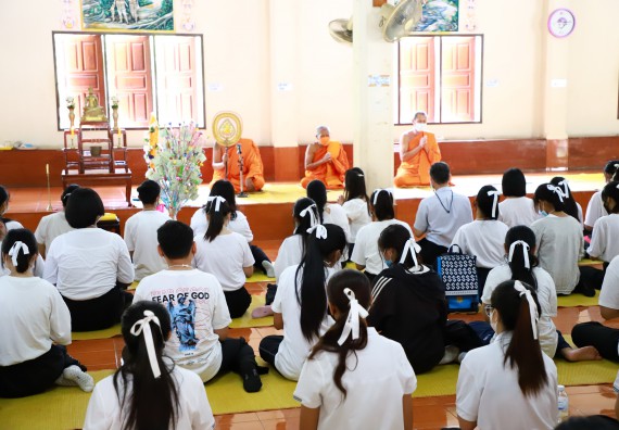 ภาพกิจกรรม  โปรแกรมวิชาสาธารณสุขศาสตร์ ร่วมแห่เทียนและถวายเทียนจำนำพรรษา ทั้งกันนี้ร่วมกันบำเบ็ญประโยชน์ทำความสะอาดวัดวังยาง