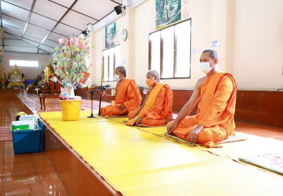 ภาพกิจกรรม  โปรแกรมวิชาสาธารณสุขศาสตร์ ร่วมแห่เทียนและถวายเทียนจำนำพรรษา ทั้งกันนี้ร่วมกันบำเบ็ญประโยชน์ทำความสะอาดวัดวังยาง