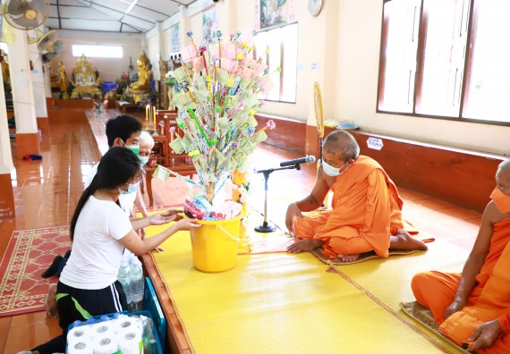 ภาพกิจกรรม  โปรแกรมวิชาสาธารณสุขศาสตร์ ร่วมแห่เทียนและถวายเทียนจำนำพรรษา ทั้งกันนี้ร่วมกันบำเบ็ญประโยชน์ทำความสะอาดวัดวังยาง