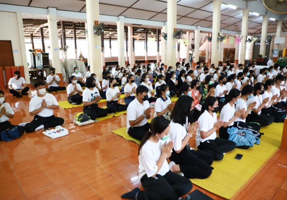 ภาพกิจกรรม  โปรแกรมวิชาสาธารณสุขศาสตร์ ร่วมแห่เทียนและถวายเทียนจำนำพรรษา ทั้งกันนี้ร่วมกันบำเบ็ญประโยชน์ทำความสะอาดวัดวังยาง