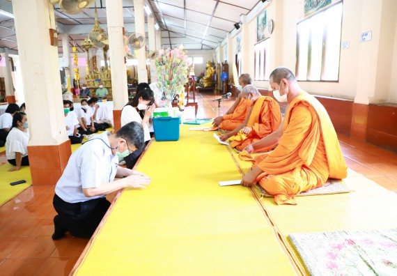 ภาพกิจกรรม  โปรแกรมวิชาสาธารณสุขศาสตร์ ร่วมแห่เทียนและถวายเทียนจำนำพรรษา ทั้งกันนี้ร่วมกันบำเบ็ญประโยชน์ทำความสะอาดวัดวังยาง