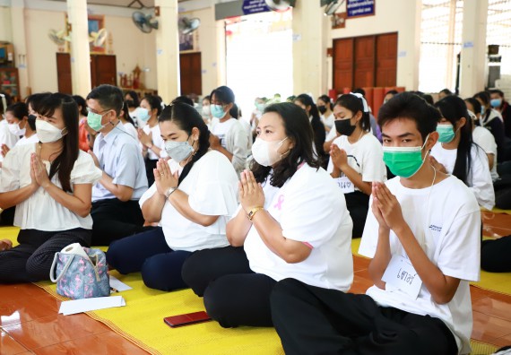 ภาพกิจกรรม  โปรแกรมวิชาสาธารณสุขศาสตร์ ร่วมแห่เทียนและถวายเทียนจำนำพรรษา ทั้งกันนี้ร่วมกันบำเบ็ญประโยชน์ทำความสะอาดวัดวังยาง