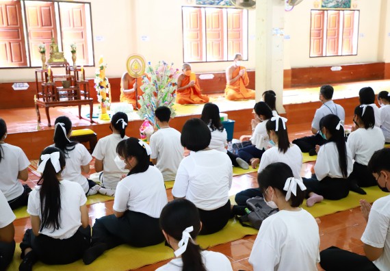 ภาพกิจกรรม  โปรแกรมวิชาสาธารณสุขศาสตร์ ร่วมแห่เทียนและถวายเทียนจำนำพรรษา ทั้งกันนี้ร่วมกันบำเบ็ญประโยชน์ทำความสะอาดวัดวังยาง