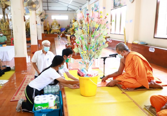 ภาพกิจกรรม  โปรแกรมวิชาสาธารณสุขศาสตร์ ร่วมแห่เทียนและถวายเทียนจำนำพรรษา ทั้งกันนี้ร่วมกันบำเบ็ญประโยชน์ทำความสะอาดวัดวังยาง