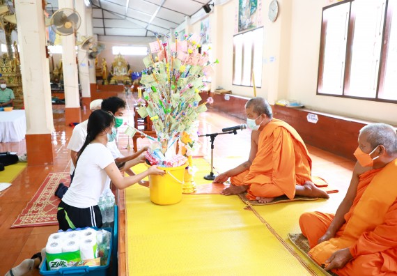 ภาพกิจกรรม  โปรแกรมวิชาสาธารณสุขศาสตร์ ร่วมแห่เทียนและถวายเทียนจำนำพรรษา ทั้งกันนี้ร่วมกันบำเบ็ญประโยชน์ทำความสะอาดวัดวังยาง