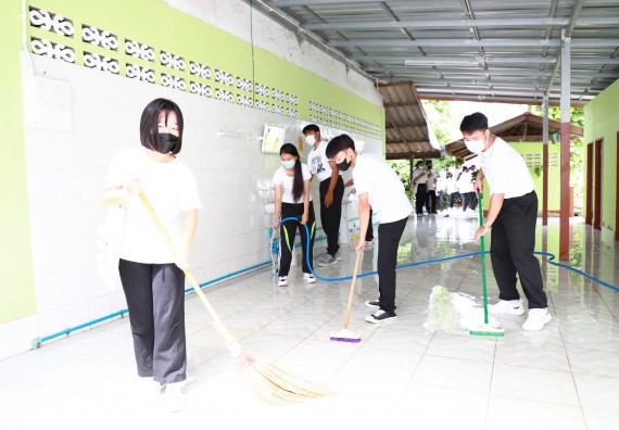 ภาพกิจกรรม  โปรแกรมวิชาสาธารณสุขศาสตร์ ร่วมแห่เทียนและถวายเทียนจำนำพรรษา ทั้งกันนี้ร่วมกันบำเบ็ญประโยชน์ทำความสะอาดวัดวังยาง