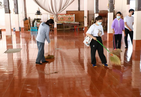 ภาพกิจกรรม  โปรแกรมวิชาสาธารณสุขศาสตร์ ร่วมแห่เทียนและถวายเทียนจำนำพรรษา ทั้งกันนี้ร่วมกันบำเบ็ญประโยชน์ทำความสะอาดวัดวังยาง