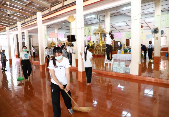 ภาพกิจกรรม  โปรแกรมวิชาสาธารณสุขศาสตร์ ร่วมแห่เทียนและถวายเทียนจำนำพรรษา ทั้งกันนี้ร่วมกันบำเบ็ญประโยชน์ทำความสะอาดวัดวังยาง