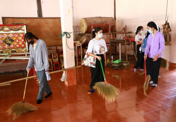 ภาพกิจกรรม  โปรแกรมวิชาสาธารณสุขศาสตร์ ร่วมแห่เทียนและถวายเทียนจำนำพรรษา ทั้งกันนี้ร่วมกันบำเบ็ญประโยชน์ทำความสะอาดวัดวังยาง