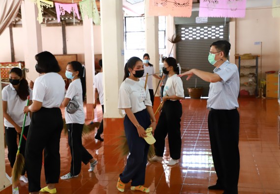 ภาพกิจกรรม  โปรแกรมวิชาสาธารณสุขศาสตร์ ร่วมแห่เทียนและถวายเทียนจำนำพรรษา ทั้งกันนี้ร่วมกันบำเบ็ญประโยชน์ทำความสะอาดวัดวังยาง