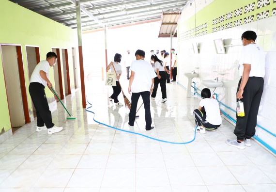 ภาพกิจกรรม  โปรแกรมวิชาสาธารณสุขศาสตร์ ร่วมแห่เทียนและถวายเทียนจำนำพรรษา ทั้งกันนี้ร่วมกันบำเบ็ญประโยชน์ทำความสะอาดวัดวังยาง